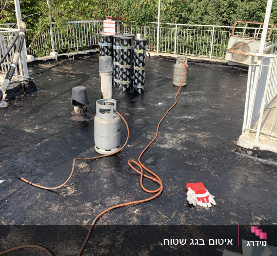 גלילי איטום, בלוני גז וצינורות על גג
